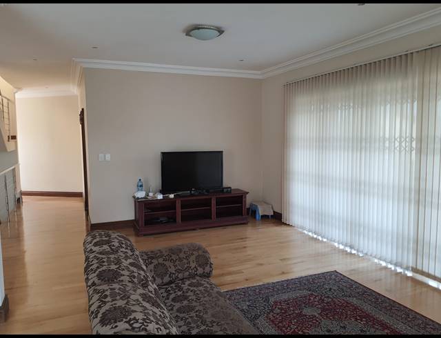 8 BEDROOM HOUSE FOR SALE IN LA LUCIA